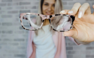 Cum să-ți cureți eficient ochelarii de vedere?