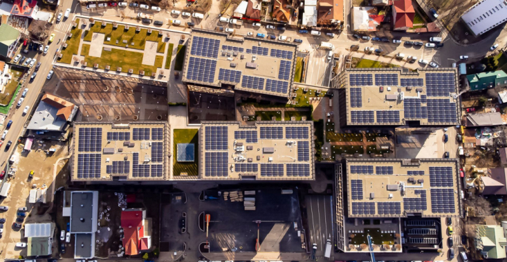 Grupul IULIUS a montat panouri fotovoltaice pe toate proprietăţile din portofoliu, care vor produce 5.500 MWh anual, la nivel de grup