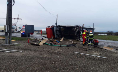 Accident la Suceava. O autocisternă încărcată cu motorină s-a răsturnat pe E85