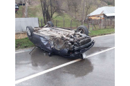 Accident grav la Neamț. Două tinere s-au răsturnat cu mașina pe un drum din Pipirig