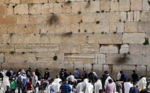 Pregătiri pentru Paștele Evreiesc. Zidul Plângerii din Ierusalim este curățat de biletele credincioșilor