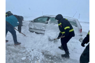Peste 20 de mașini au rămas înzăpezite la Botoșani