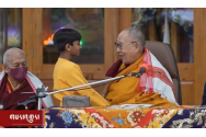 Dalai Lama, scandal cu un băiețel pe care îl sărută pe gură