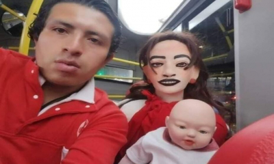 Un columbian logodit cu o păpușă din cârpe susține că are cu ea și trei copii