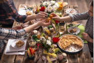   Trei sferturi dintre români vor avea pe masa de Paște mai puține bunătăți