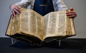 Cât a plătit un fost ambasador al SUA pentru o biblie de peste 1.000 de ani. Cartea a fost donată Muzeului Poporului Evreu din Tel Aviv