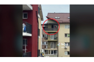 O fetiță a fost filmată în timp ce se dă pe un leagăn improvizat pe balconul unui apartament, la etajul 3. 