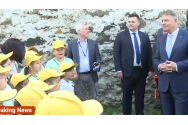 Iohannis, pe urmele lui Ceaușescu: Un grup de copii îmbrăcați în culorile PNL îi cântă „O lume minunată”