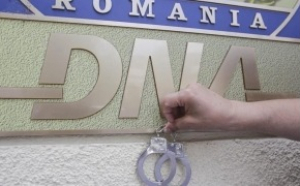 DNA i-a prins în flagrant: 50.000 de euro, șpagă pentru trafic de influență la ANPC