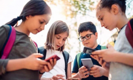 STUDIU: Cât de mult afectează folosirea în exces a telefoanelor și a rețelelor de socializare sănătatea mintală a copiilor