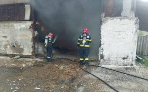 Incendiu la un depozit de furaje din Tutova