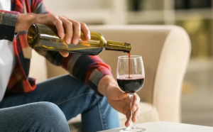Cercetătorii şi nutriţioniştii au convenit: este mai sănătos să consumi alcool moderat, decât să nu bei deloc