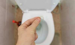 O femeie a scăpat un inel cu diamant în vasul toaletei. Ce a urmat a uimit internetul