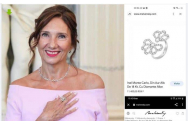 Imaginea lui Carmen Iohannis, folosită pentru promovarea unui magazin de bijuterii. Prima doamnă apare cu un inel și un colier cu diamante purtate la o ceremonie din Germania