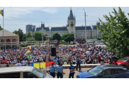 Circa 2.000 de profesori protestează la Iași: Vrem salarii decente!