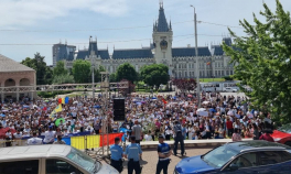 Circa 2.000 de profesori protestează la Iași: Vrem salarii decente!