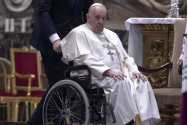 Papa Francisc a fost operat de hernie abdominală