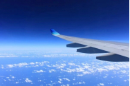 5 lucruri pe care să le iei cu tine atunci când călătorești cu avionul