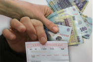 INFO  Românii pierd bani din pensie dacă primesc veniturile pe card! Ce comisioane percep băncile pentru seniori