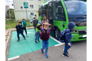 Elevii din 26 de comune ieșene vor merge la școală cu microbuze electrice