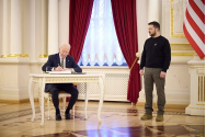 Contabilitatea salvează Ucraina: Biden scoate bani din Pix pentru Zelenski