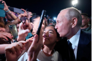 Putin a găzduit o fetiță de 8 ani la Kremlin, într-o acțiune publicitară bizară