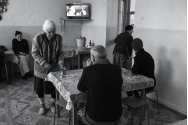 Tortură în azile - 56 de bătrâni găsiţi în condiţii inumane în trei cămine