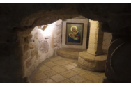 Oameni din întreaga lume vin într-o peșteră, pentru a colecta 'lapte praf' de la Fecioara Maria
