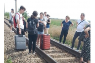 Zeci de călători CFR au plecat pe câmp, la ocazie. Trenul București Nord – Suceava a rămas duminică blocat, după ce s-a stricat locomotiva 