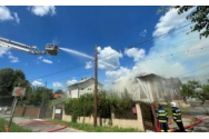 Acoperişul unei case a luat foc de la generatorul panourilor fotovoltaice: Au intervenit pompierii