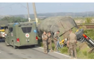 Un camion NATO s-a răsturnat în șanț lângă Onești
