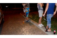 Tineri din Bacău amendați și obligați de Poliție să măture cojile de semințe pe care le-au aruncat