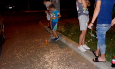 Tineri din Bacău amendați și obligați de Poliție să măture cojile de semințe pe care le-au aruncat