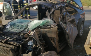 Accident groaznic în Suceava: Un bărbat a murit, iar altul a fost rănit - Mașina lor a izbit violent un TIR parcat