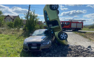 Accident spectaculos în Bistriţa-Năsăud: O șoferiță s-a răsturnat cu maşina, care a rămas proptită de un alt autoturism