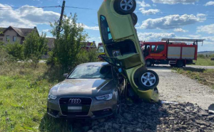 Accident spectaculos în Bistriţa-Năsăud: O șoferiță s-a răsturnat cu maşina, care a rămas proptită de un alt autoturism