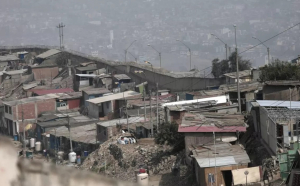 A început demolarea „Zidului Rușinii”, linia de demarcație dintre bogații și săracii din Lima, capitala statului Peru