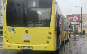 Adolescent plimbat cu rucsacul prins între ușile unui autobuz, în Sibiu. Șoferul, cercetat disciplinar