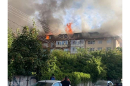 Incendiu violent în Craiova, la mansardele a trei blocuri. Au ars complet 26 de apartamente / Conflict între locatari și pompieri
