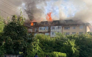 Incendiu violent în Craiova, la mansardele a trei blocuri. Au ars complet 26 de apartamente / Conflict între locatari și pompieri