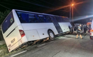 Accident rutier în judeţul Iaşi: un autocar cu 30 de pasageri pasageri s-a răsturnat în afara şoselei / ISU Iaşi a activat Planul Roşu de Intervenție