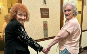 „Ne vedem în Rai”. Momentul emoționant în care două surori de 90 și 94 de ani poartă ultima conversație față în față.