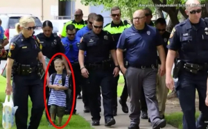 Băiețelul din imagine a avut parte de un început de an școlar memorabil. A fost escortat de 24 de polițiști, iar motivul este uluitor