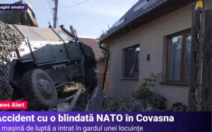 Accident cu o blindată NATO în Covasna: Vehiculul de luptă a dărâmat gardul unei locuințe și a ajuns în curte