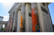 Activiștii ecologiști au aruncat cu vopsea roșie și portocalie pe coloanele celebrei Porți Brandenburg din Berlin