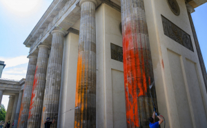 Activiștii ecologiști au aruncat cu vopsea roșie și portocalie pe coloanele celebrei Porți Brandenburg din Berlin