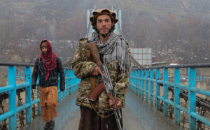 Talibanii reiau practica biciuirilor publice și anunță pe Twitter „sentințele”