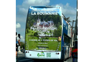 Fotografia unui român, pe autobuzele turistice din Paris. Superba reclamă făcută României în Franța
