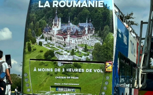 Fotografia unui român, pe autobuzele turistice din Paris. Superba reclamă făcută României în Franța