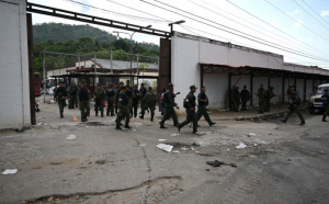 Venezuela a trimis 11.000 de soldați să „recucerească” o închisoare controlată de interlopi. Deținuții aveau piscină, club și zoo